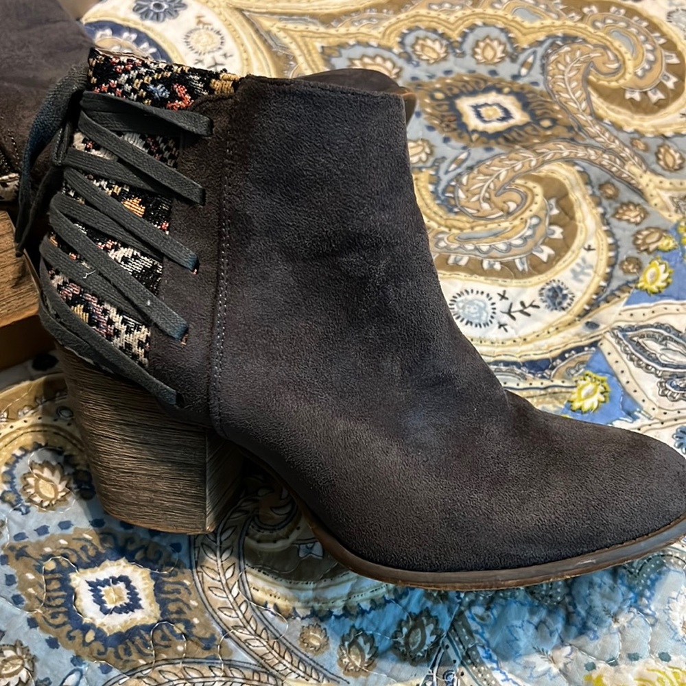 Corrina Boots western style w block heel grey w Aztec print on back of heels sz8